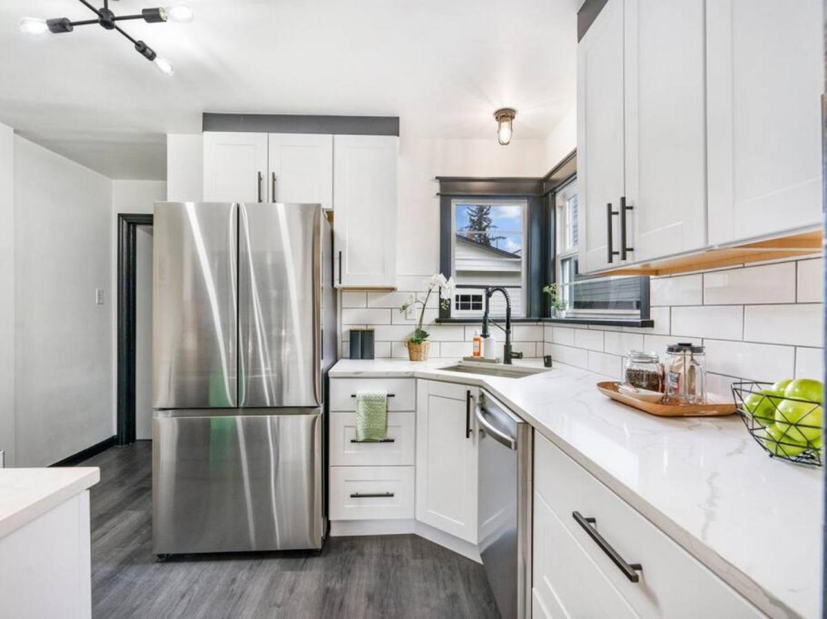 Picture Perfect Bungalow In The Heart Of Dt Vancouver Bagian luar foto